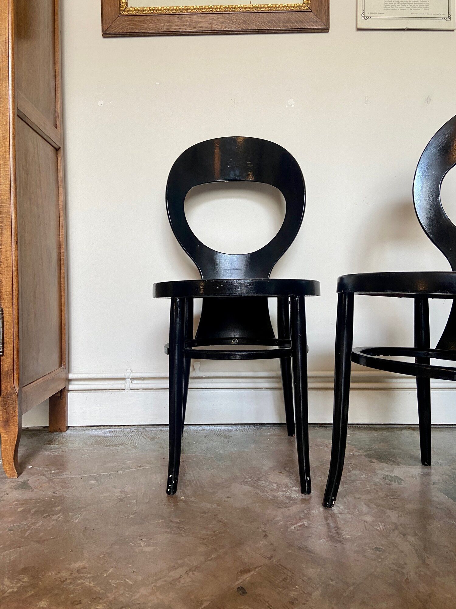 2 chaises "Mouette" par Baumann en bois noir