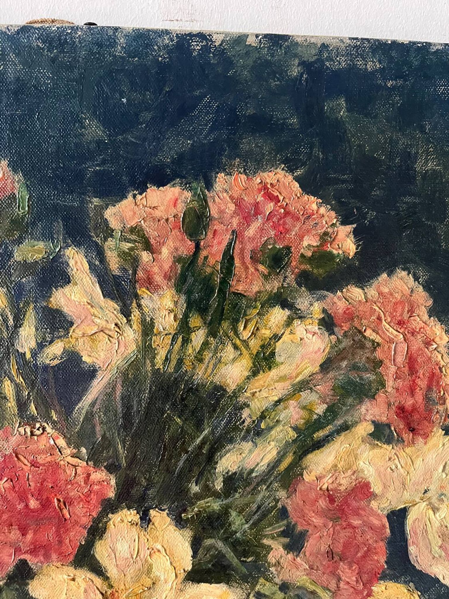 Bouquet d’œillets en vase bleu et blanc, signée