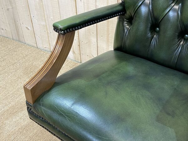 fauteuil de bureau anglais Chesterfield en cuir vert des années 1980
