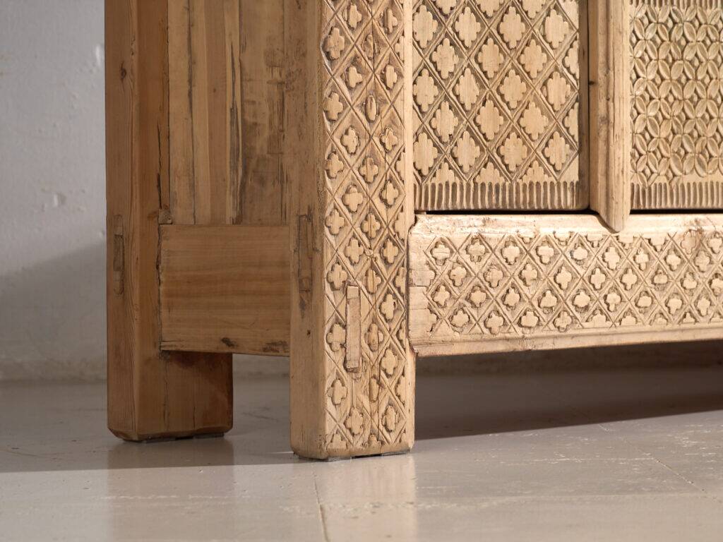 Buffet bas ancien sculpté en bois de sapin – Chine, vers 1900