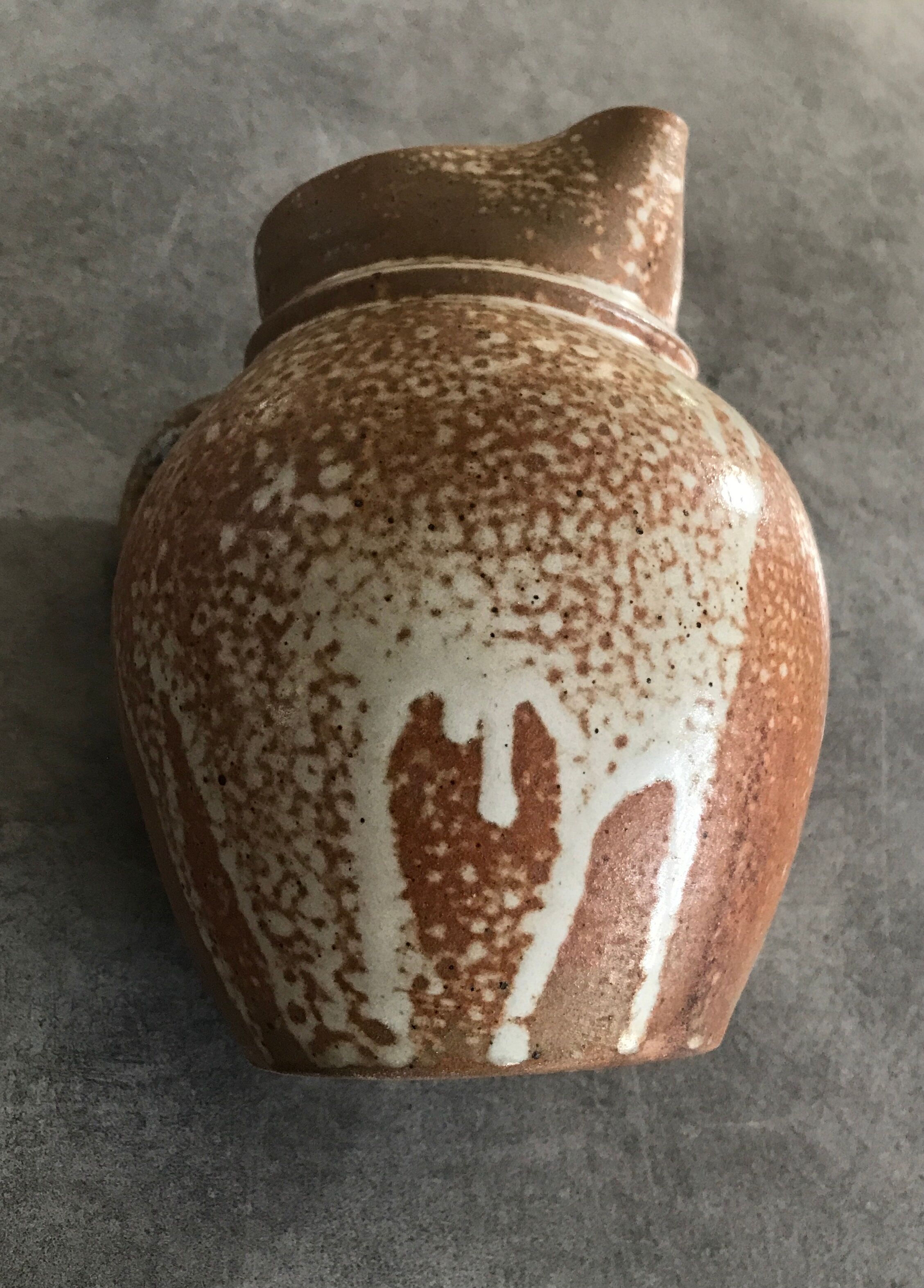 Pitcher in brown sandstone with effect of dripping and white speckling