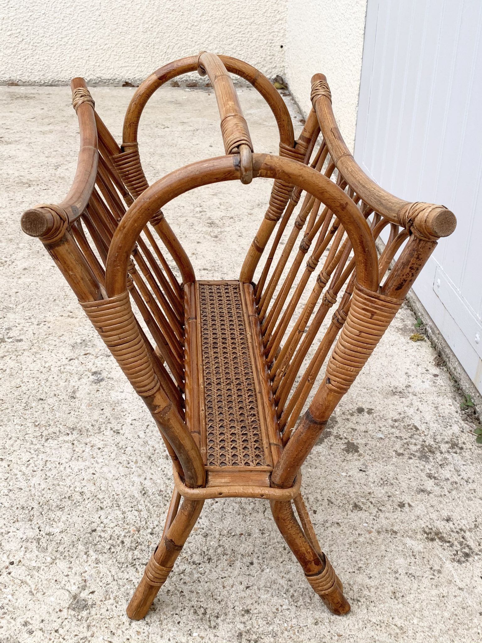 Porte-revue vintage rotin 1950