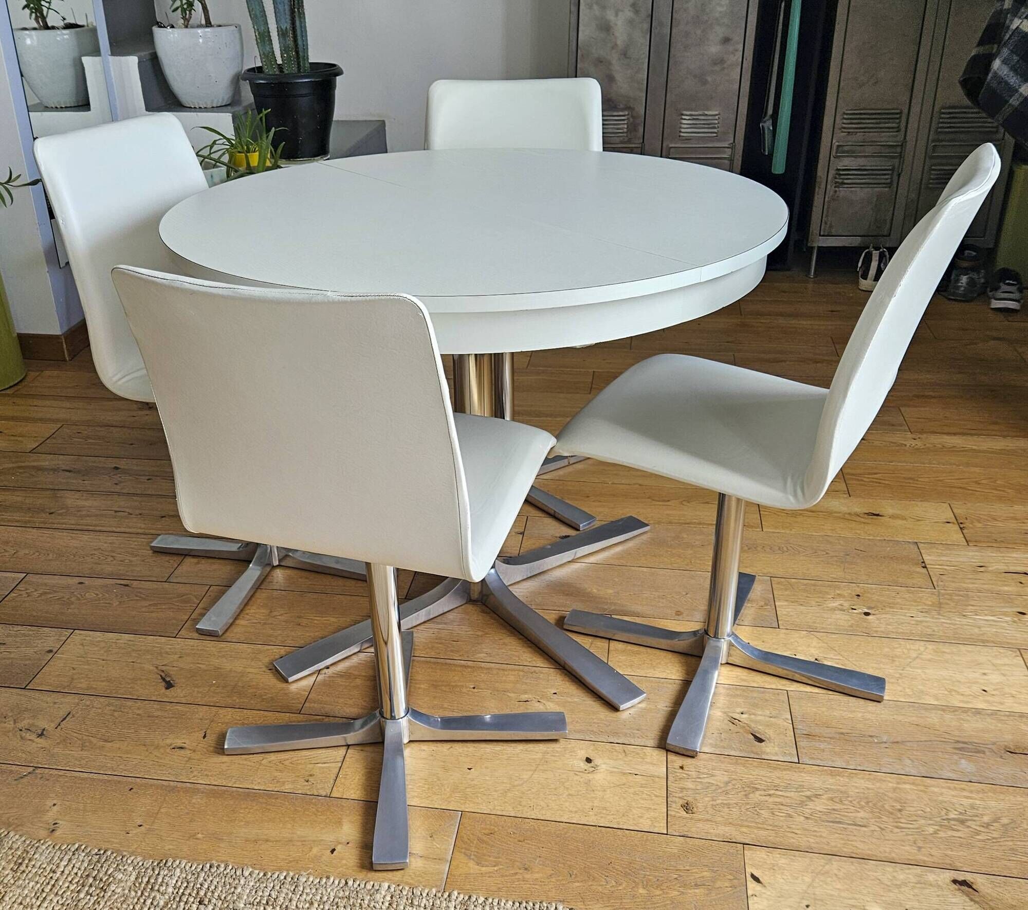 Extendable round table in white formica and 4 matching chairs by Roche Bobois.