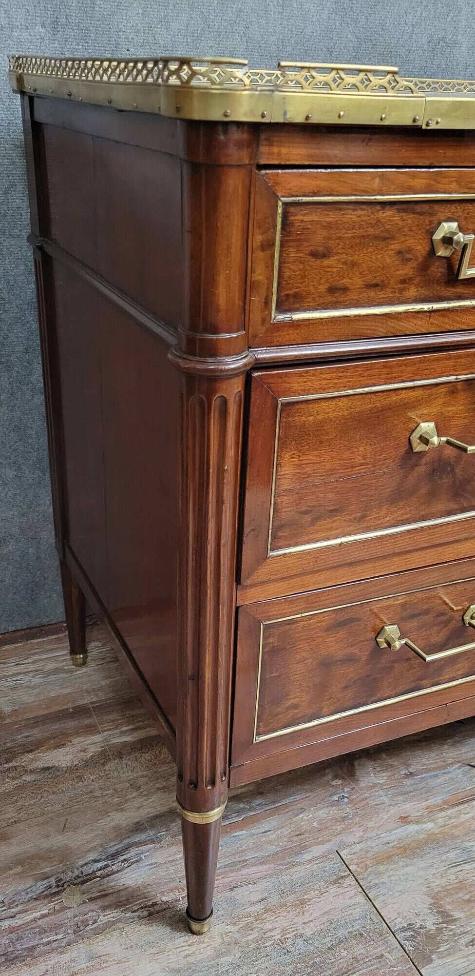 Commode Parisienne époque Louis XVI, réalisée à la fin du XVIIIᵉ siècle