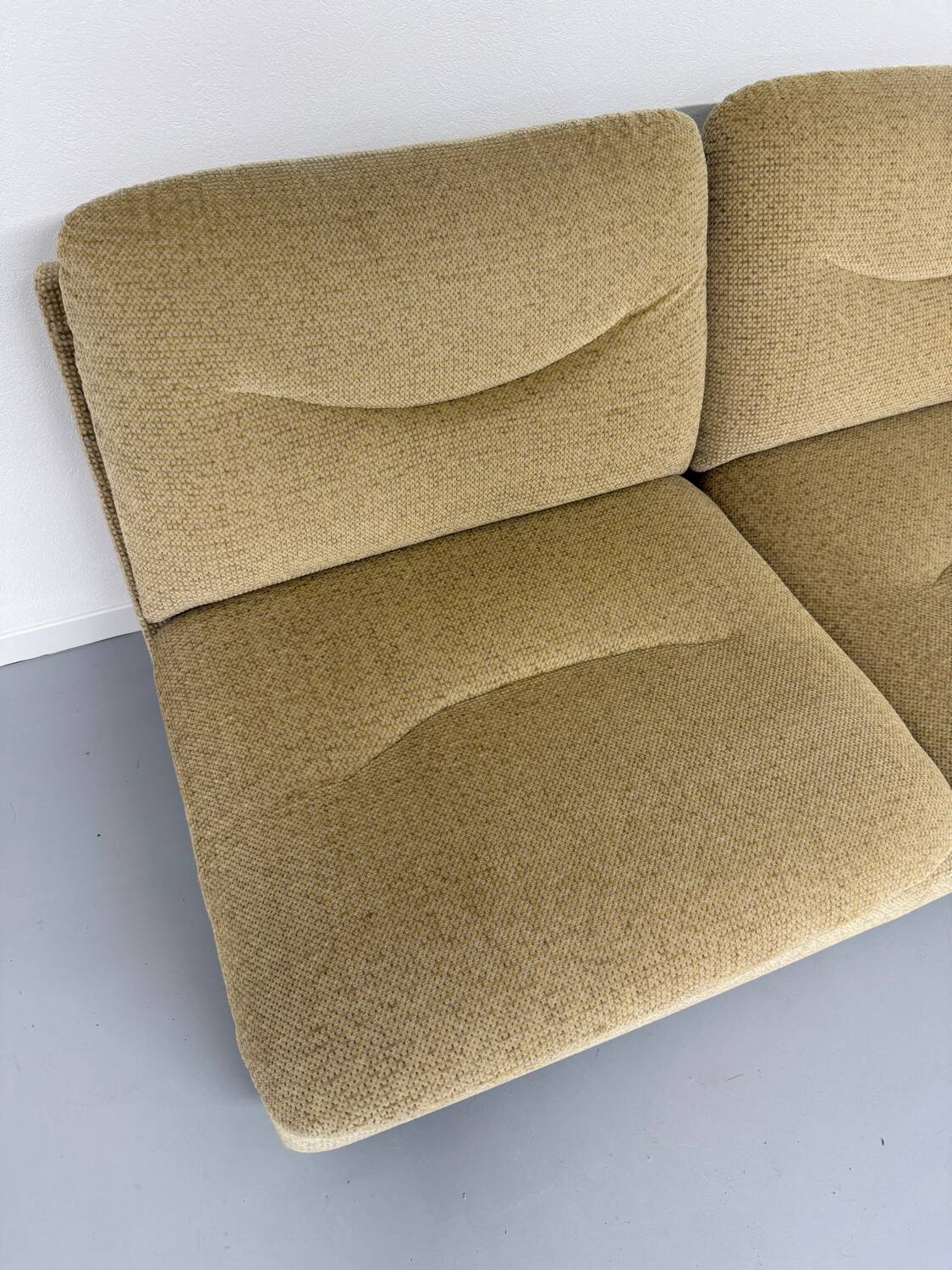 Ancien canapé 2 places convertible en velour design des années 70 vintage