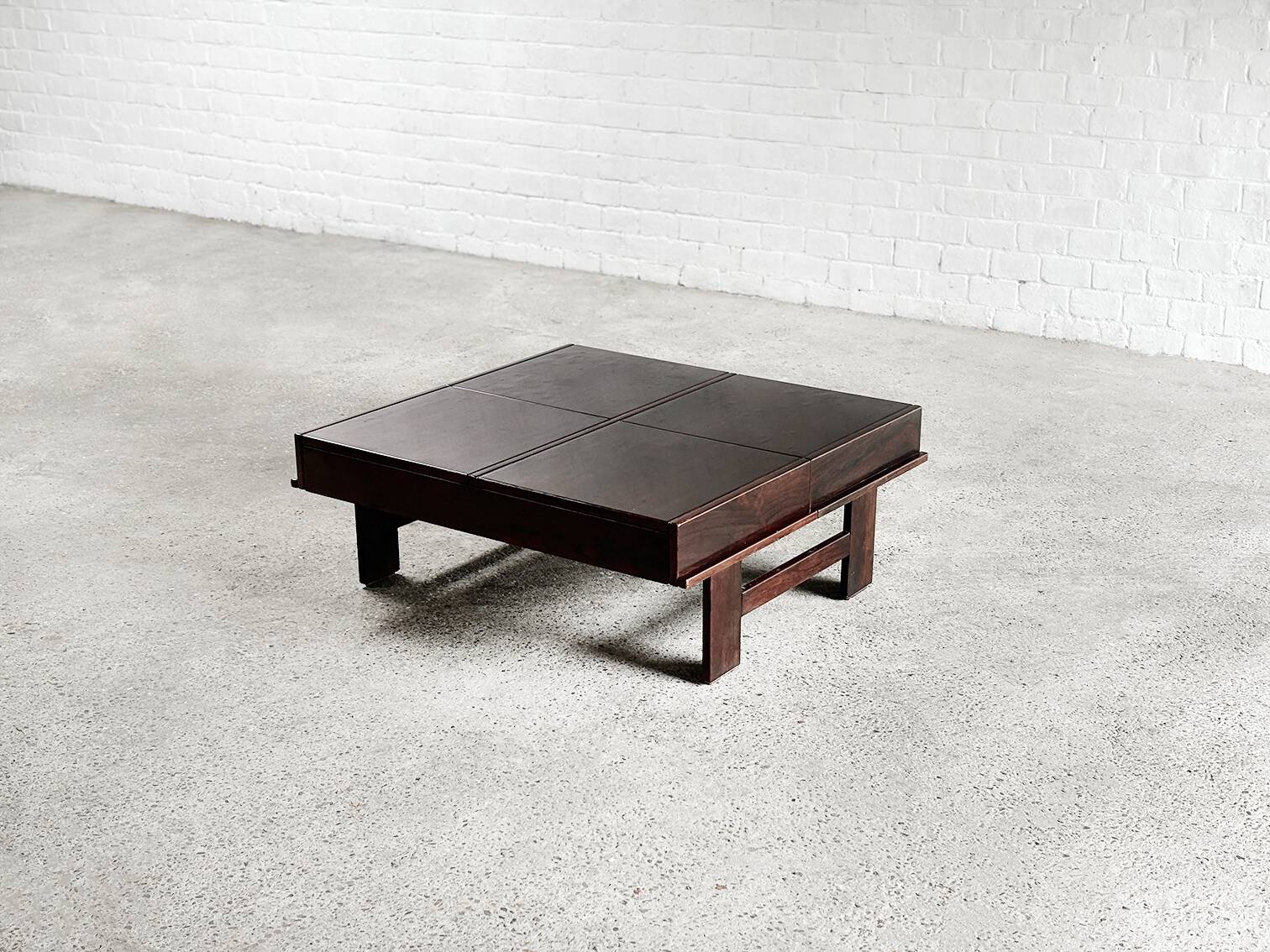 Table basse carrée en noyer avec rangement par Giovanni Michelucci, Italie 1960