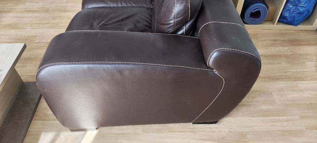 Authentic two-seater sofa in genuine leather.