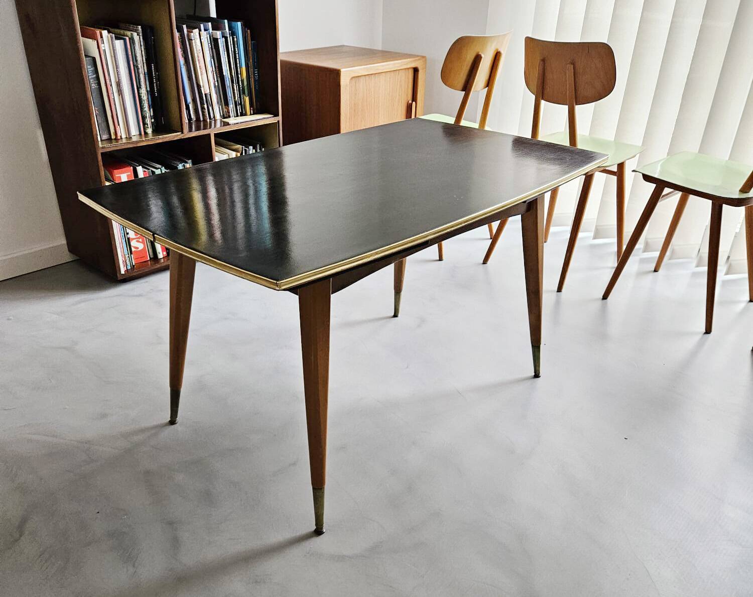 Polish table from the 1960s with 2 extensions and adjustable height (crank).