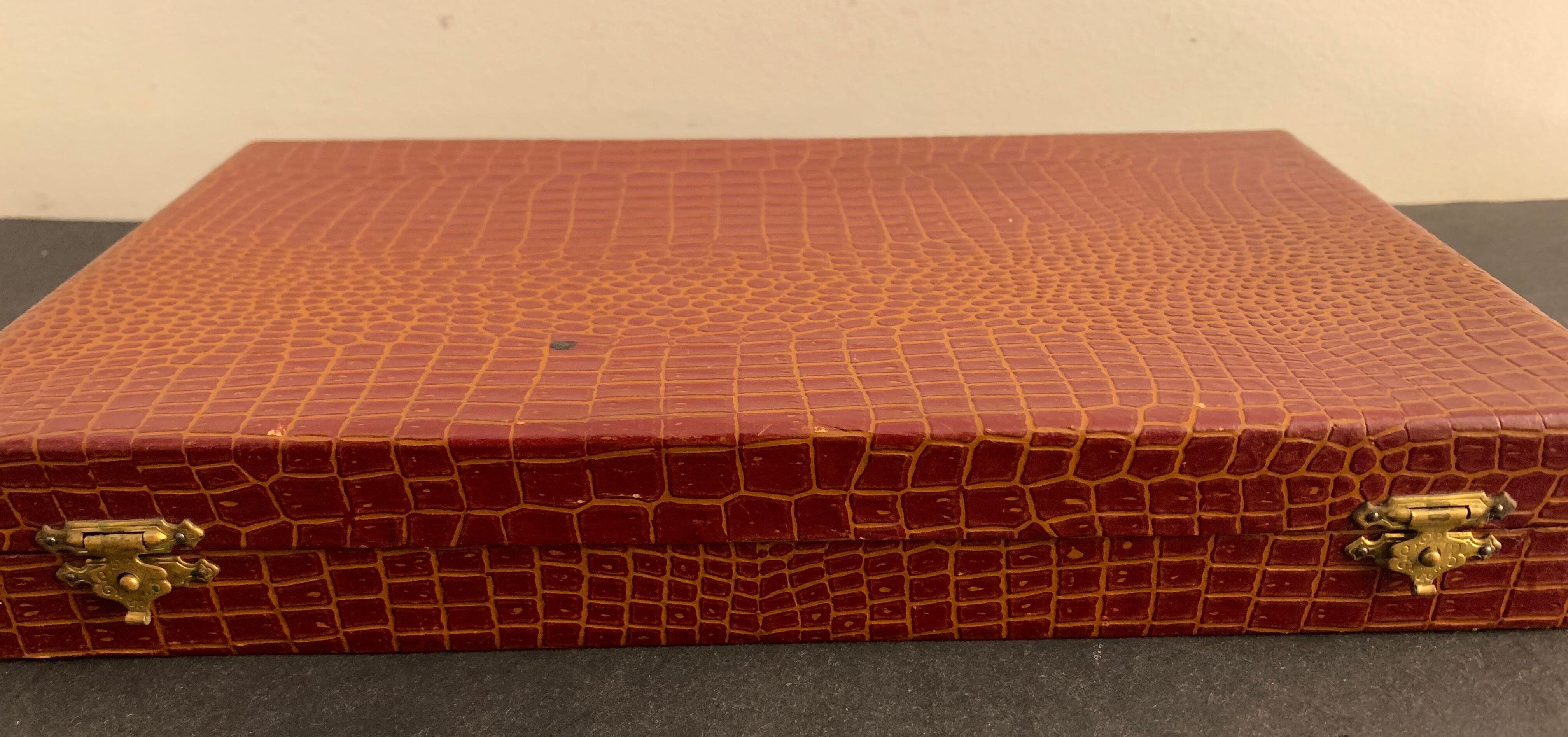 12 resin knives in original box, jeweler goldsmith of Bayonne Gommez Saez
