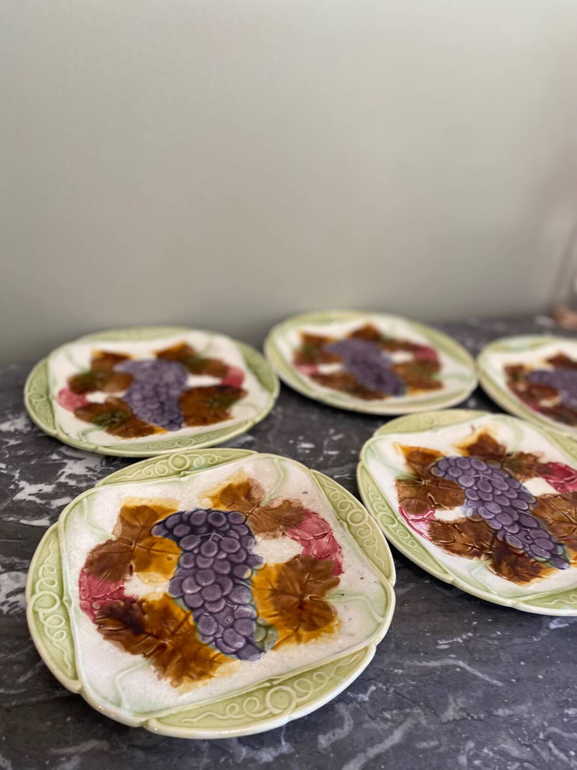 5 assiettes en barbotine