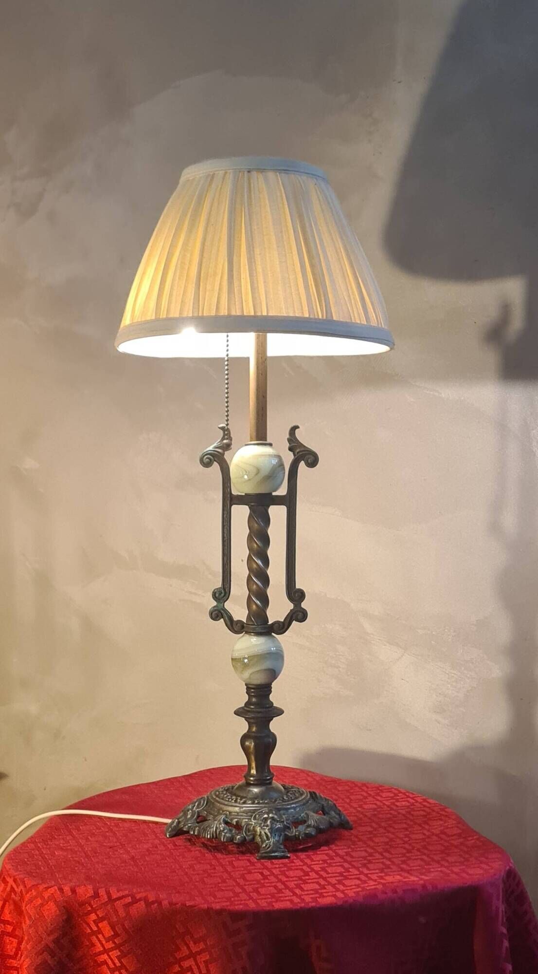 large bronze lamp from 1940 to 1950, glass globes 60x24, electrical in working order with pull switch