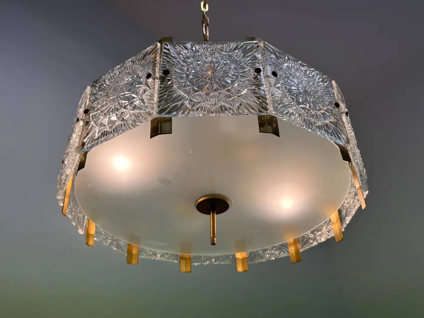 Lustre en verre et laiton de style mid-century, signé Jaroslav Bejvl, Kamenicky Senov, années 1970