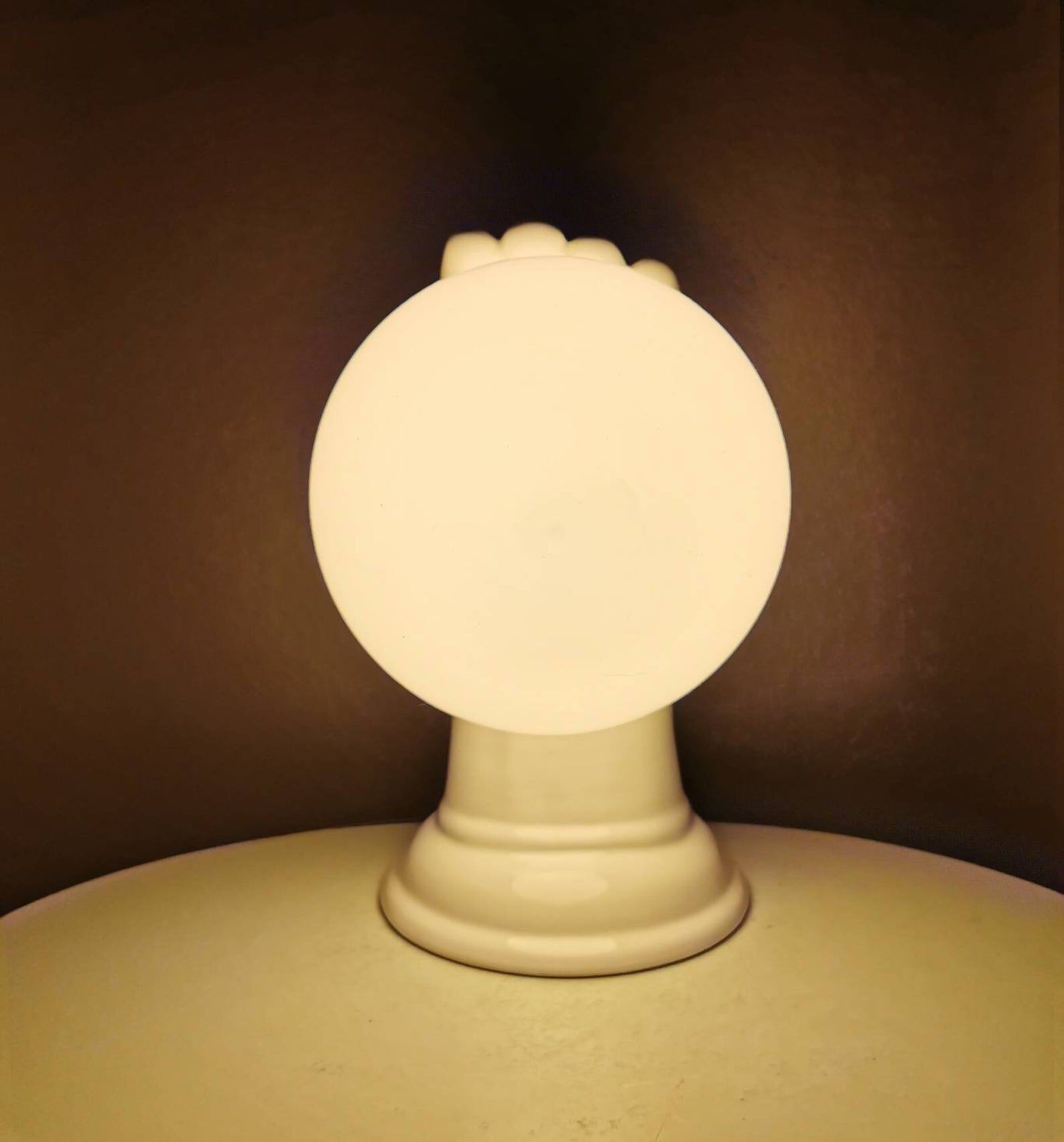 Hand-shaped vintage ceramic table lamp or lamp with a 1980s white glass ball