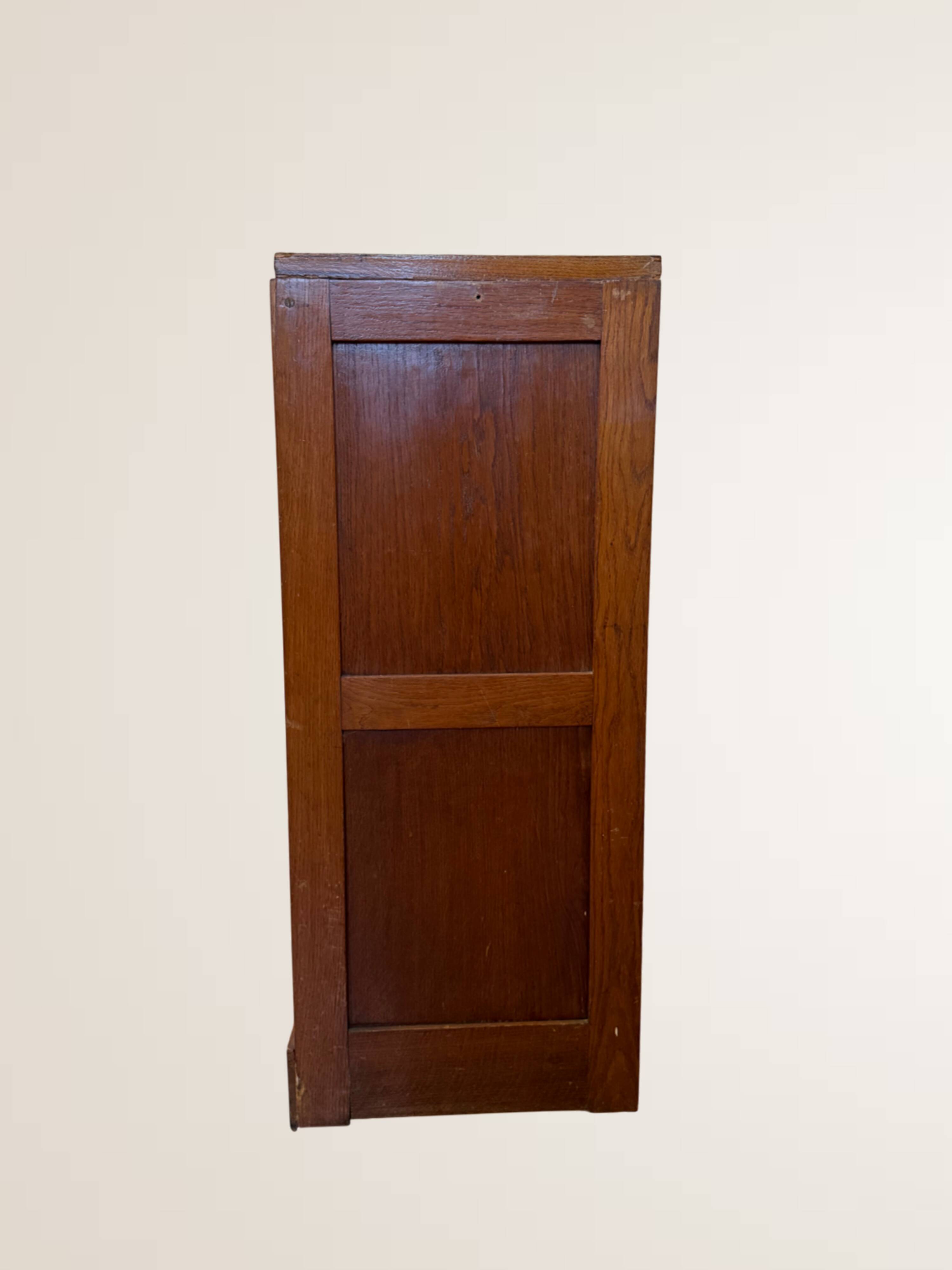 Meuble à rideau bas en bois clair