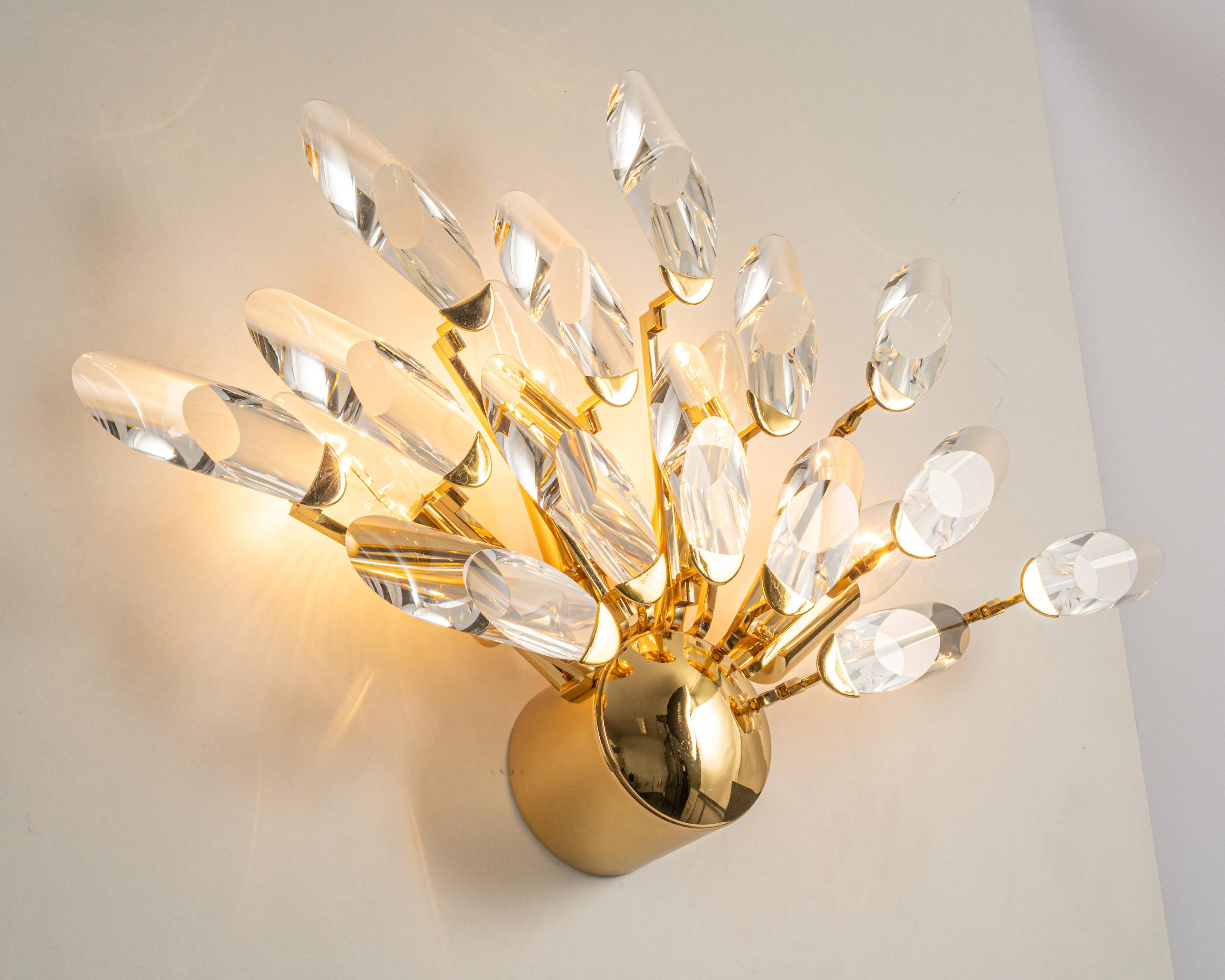 Grande applique murale italienne par Stilkronen, laiton doré, verre cristal, années 1980