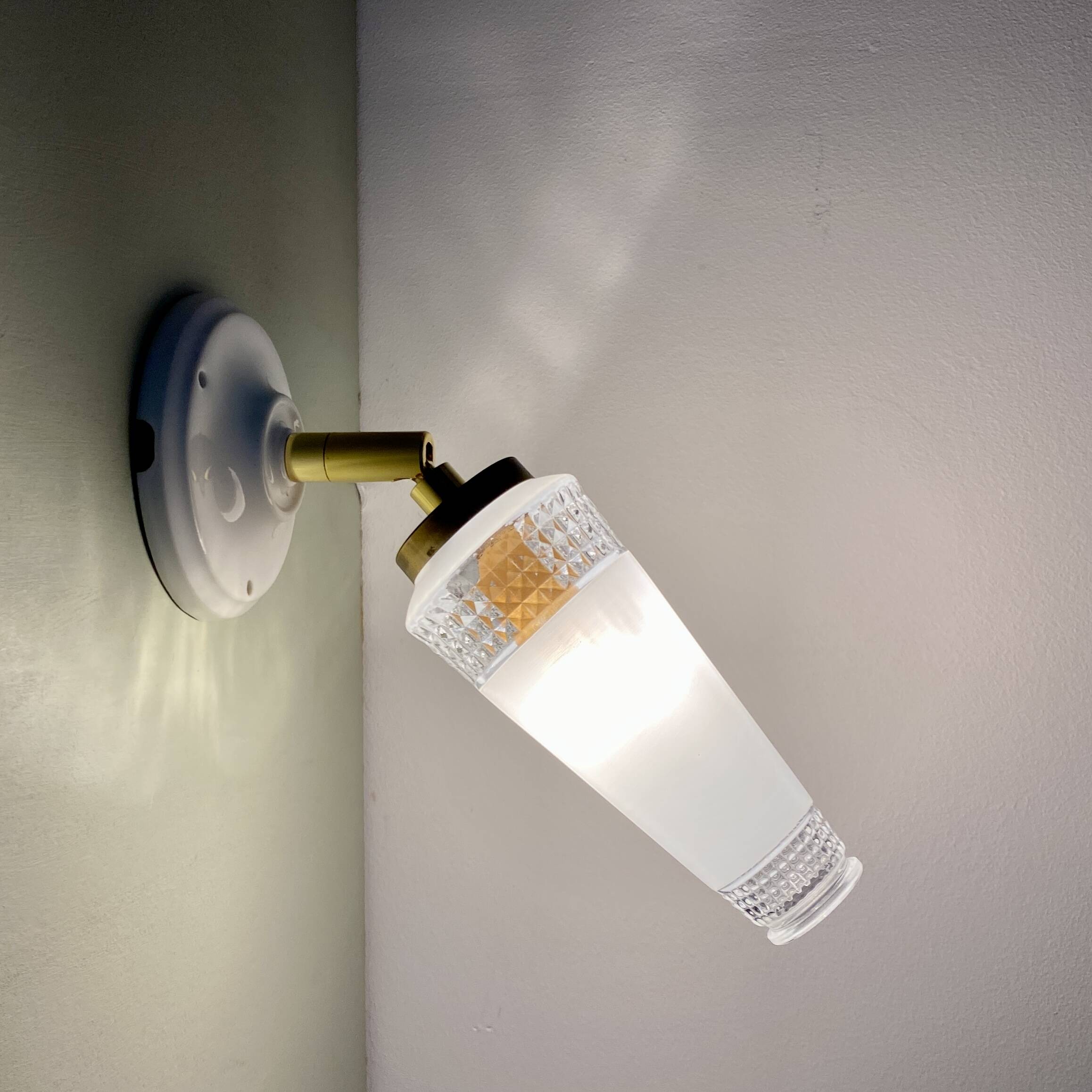 Vintage tulip wall lamp in white and transparent glass