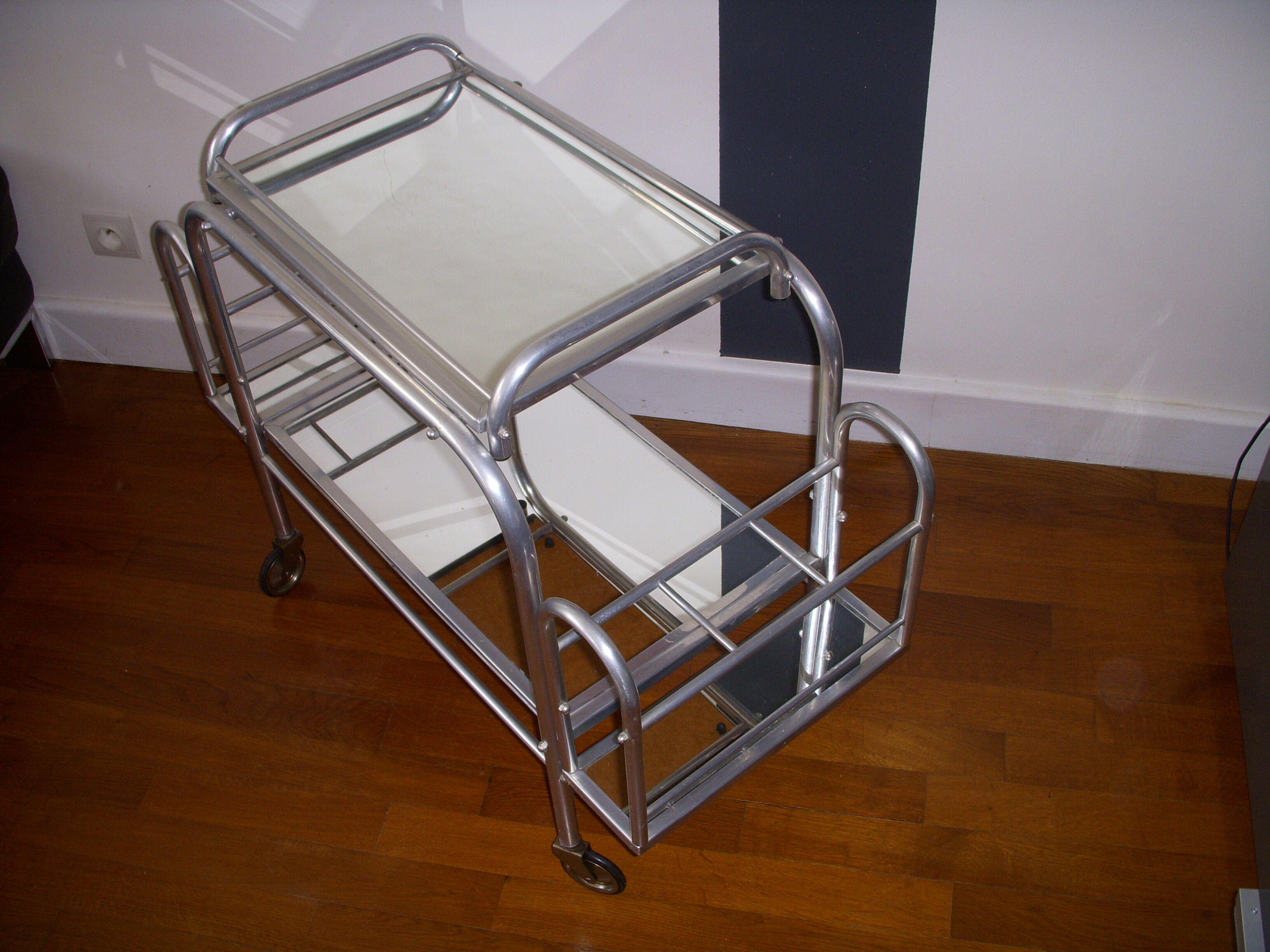 Serving a skateboard art deco 1930