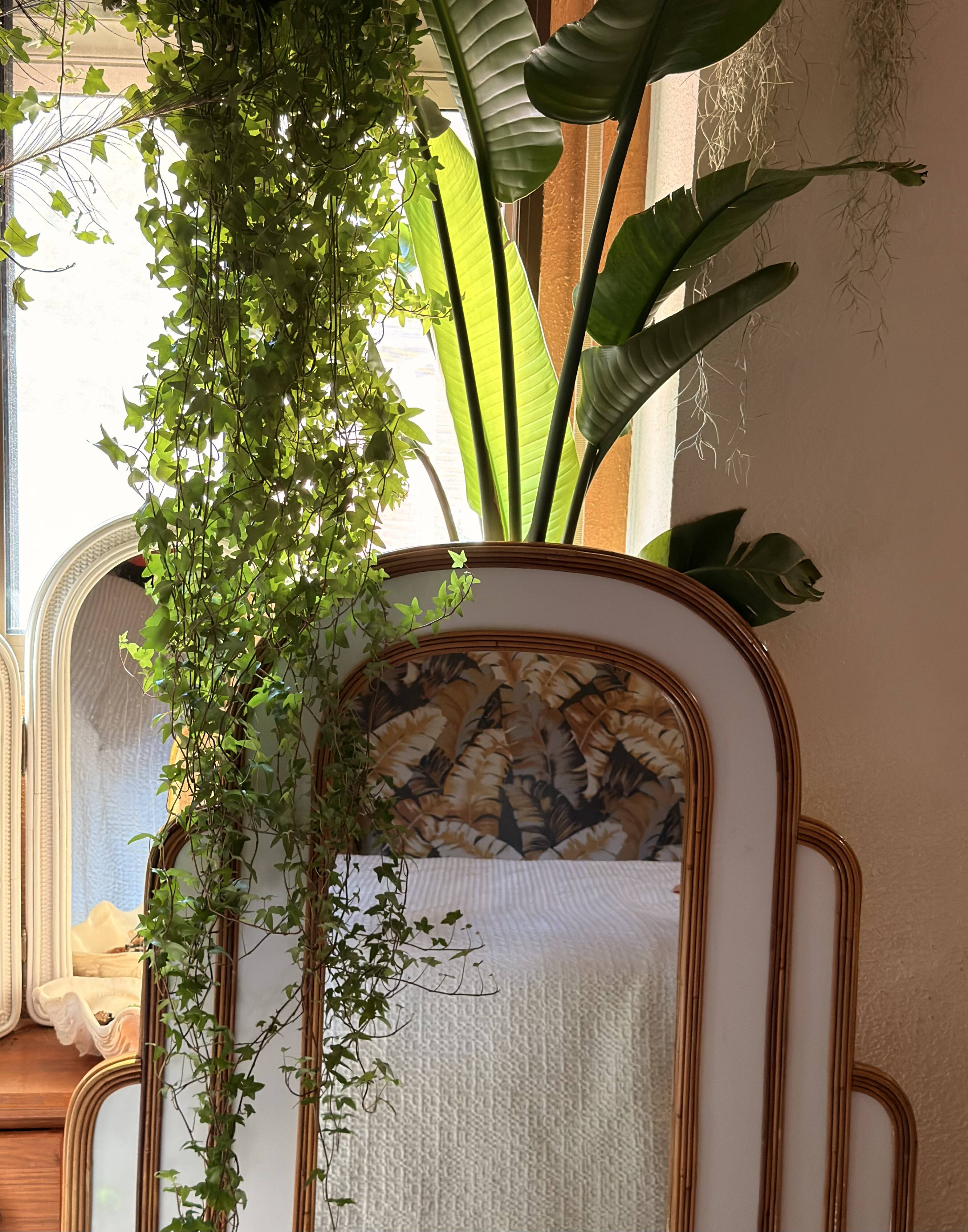 Miroir monumental Hollywood Regency tropical en canne de bambou, atr