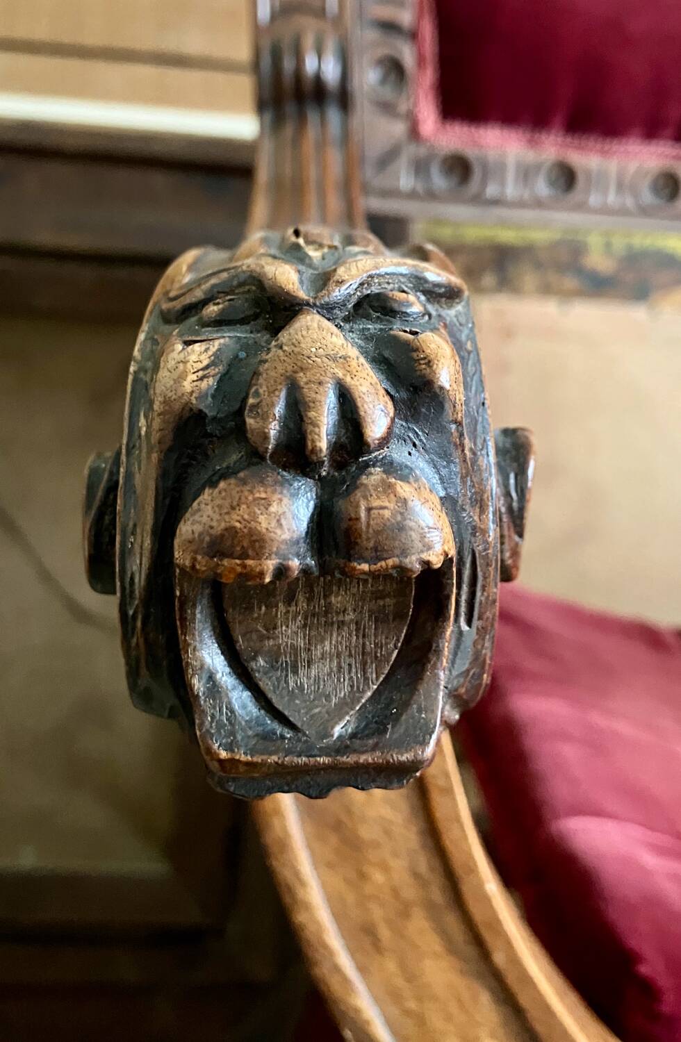 Renaissance-style Dagobert armchair in wood