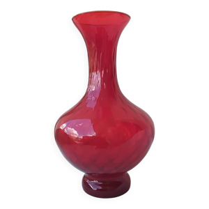 Vase en verre rouge