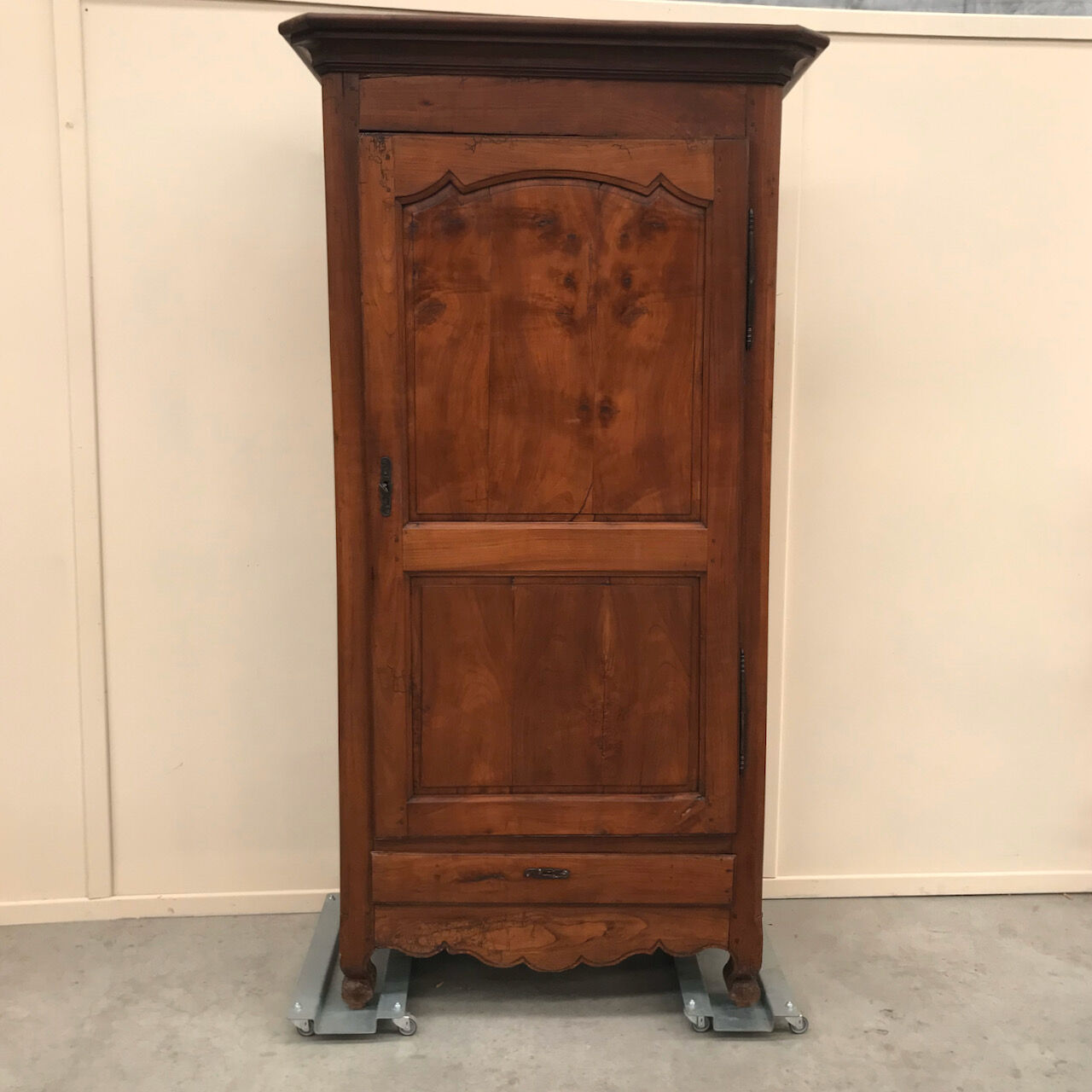 Walnut French bonnetiere