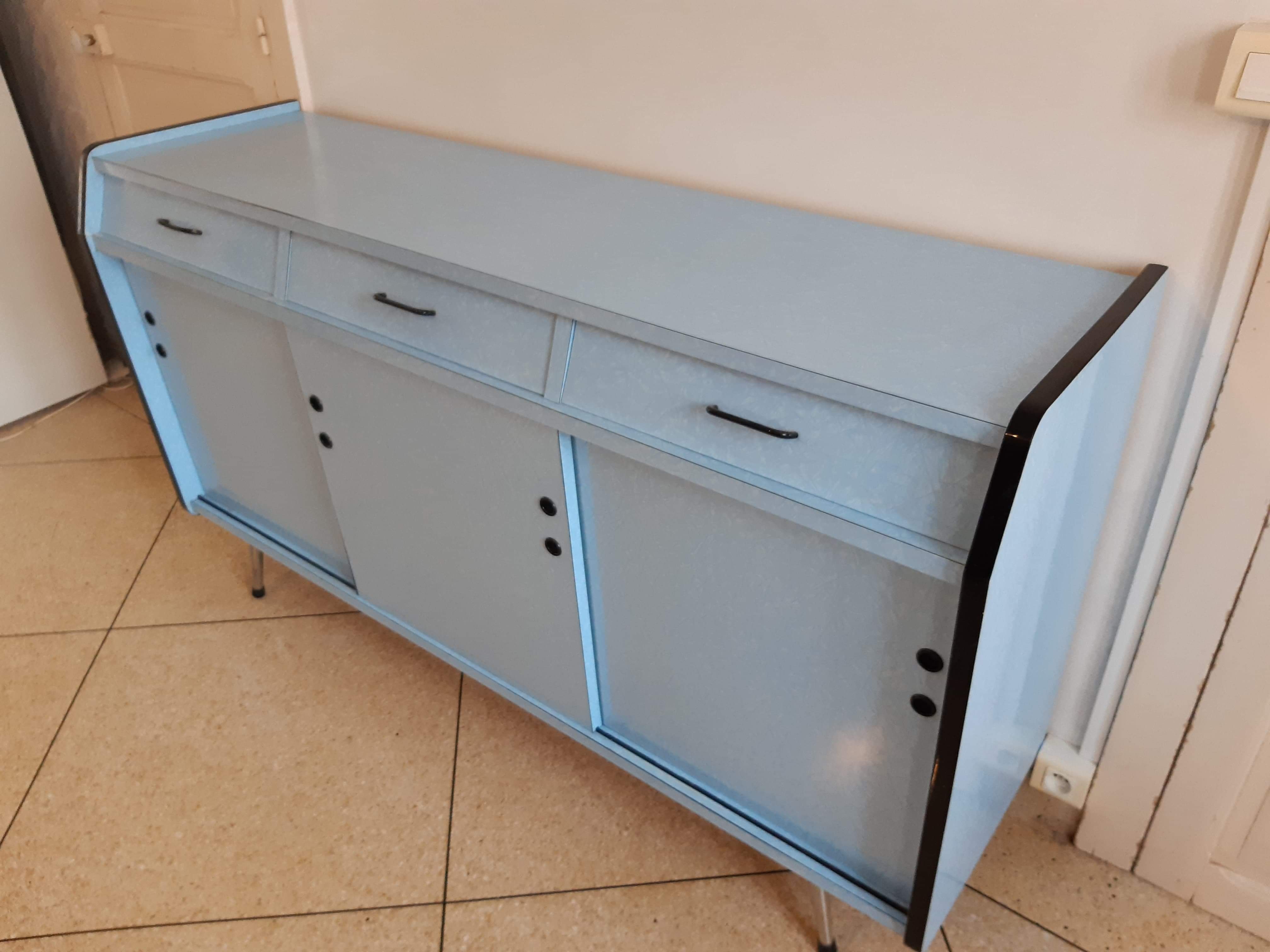 Buffet kitchen low blue formica