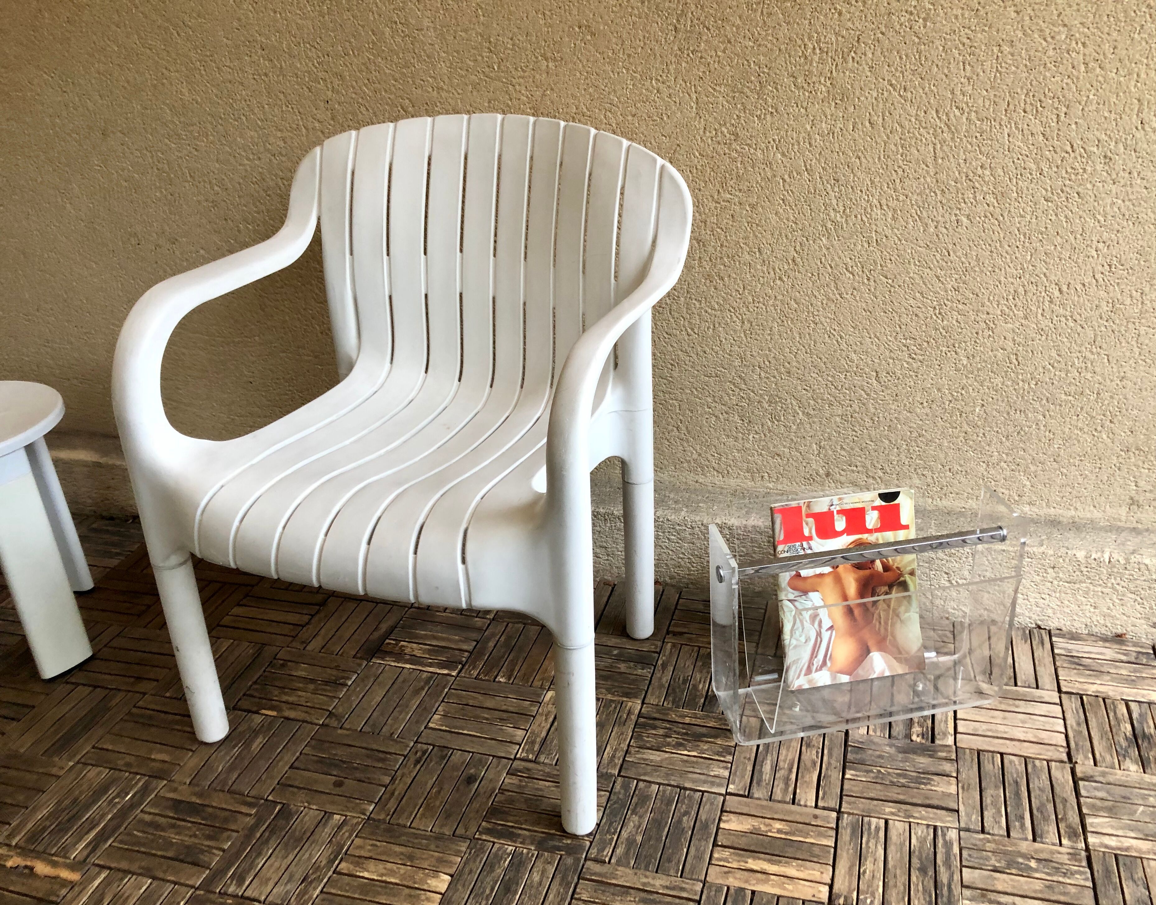 Roche & Bobois 80's vintage Plexiglas magazine rack