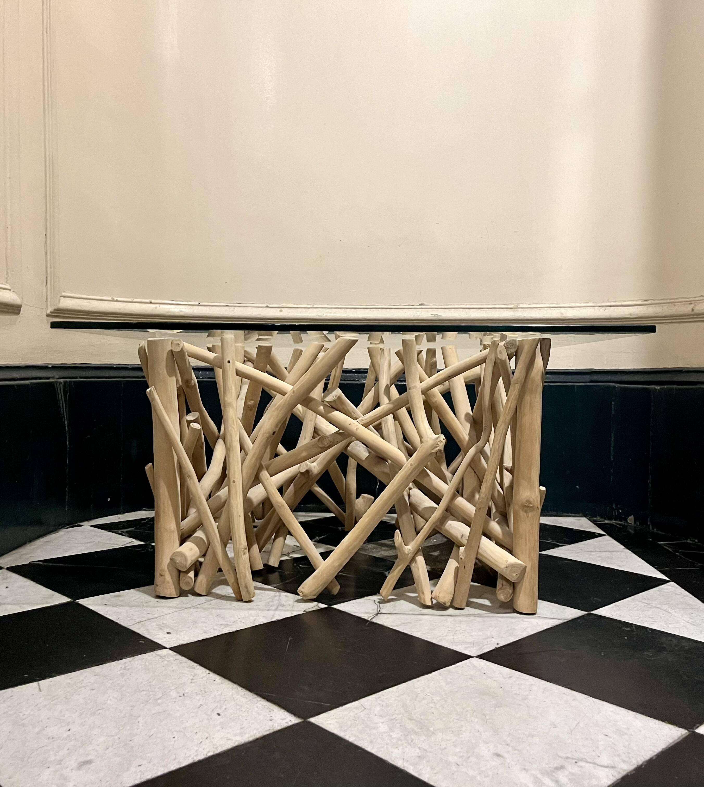 Table basse sculptural bois et verre