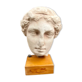 Tête en plâtre d’une déesse antique sur son socle en bois