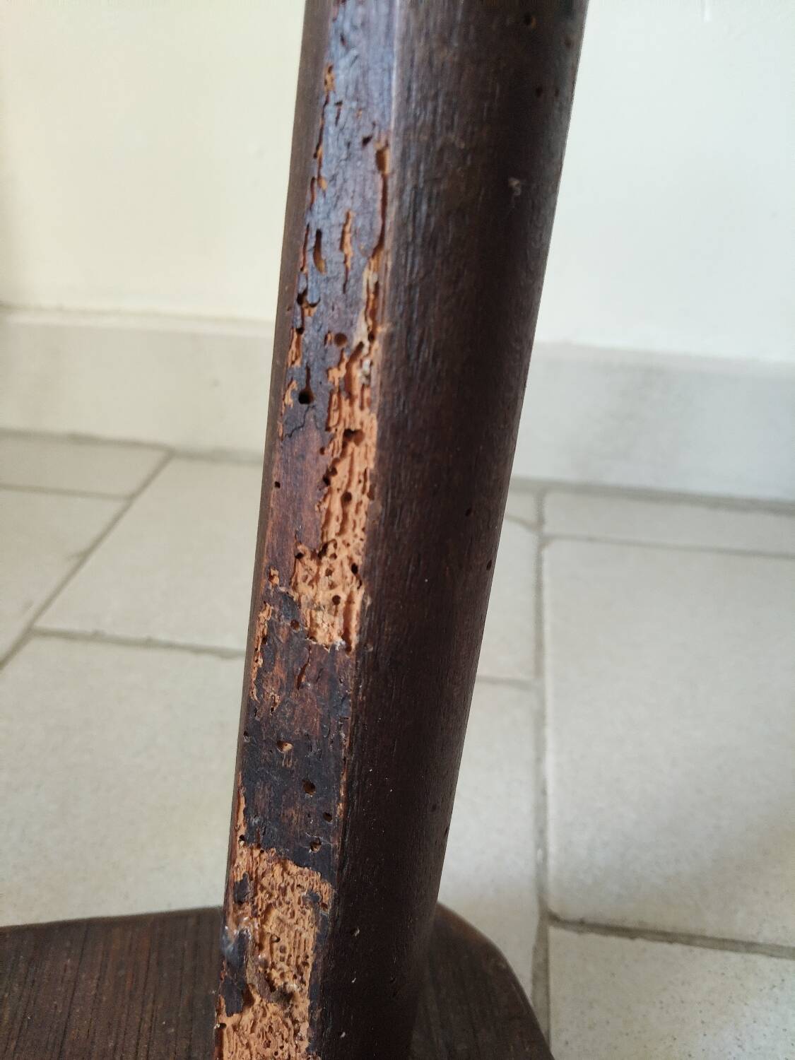 Antique tripod milking stool in solid wood – rustic & patina
