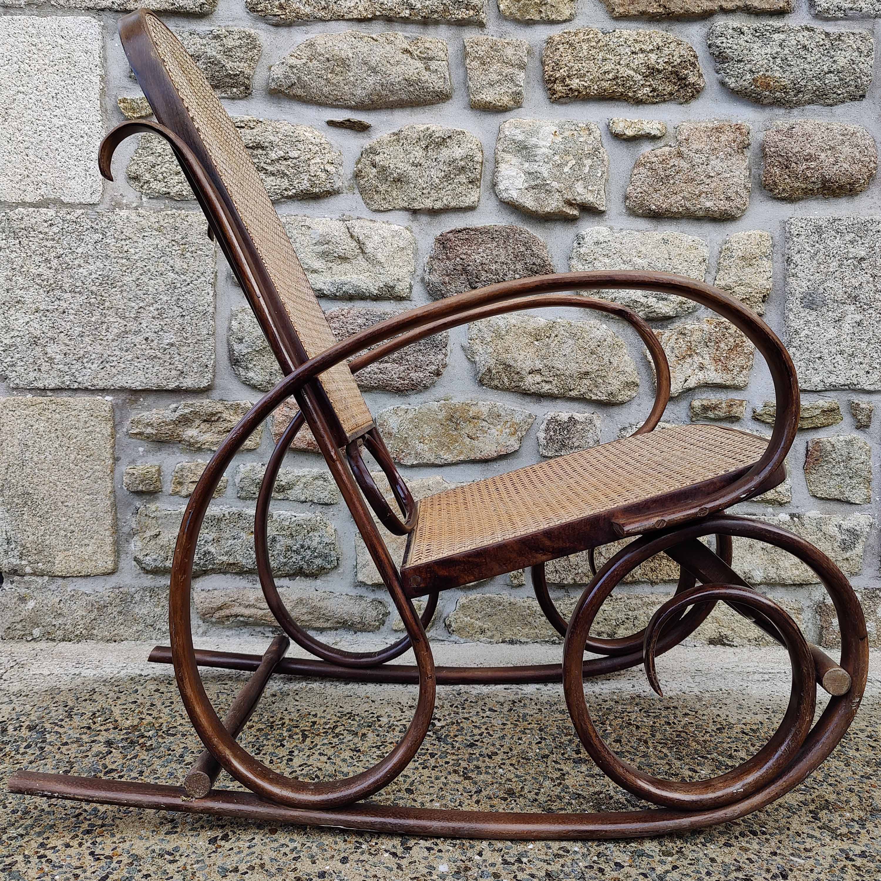 Rocking-chair cannage and curved wood