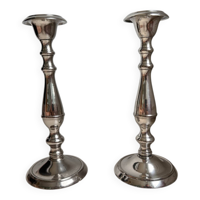 Paire de grands chandeliers vintage en métal argenté – style classique