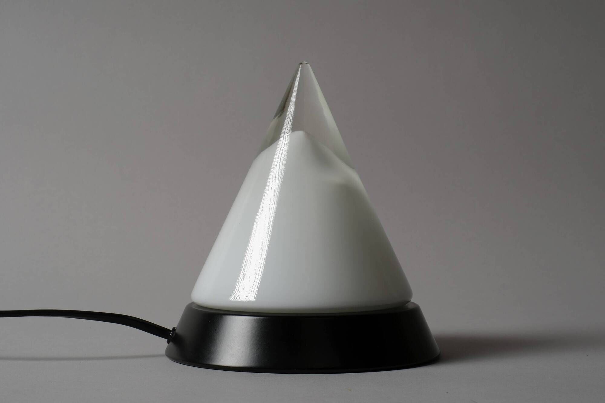 Lampe de table conique Kibo de Peill & Putzler, design postmoderne des années 1980.