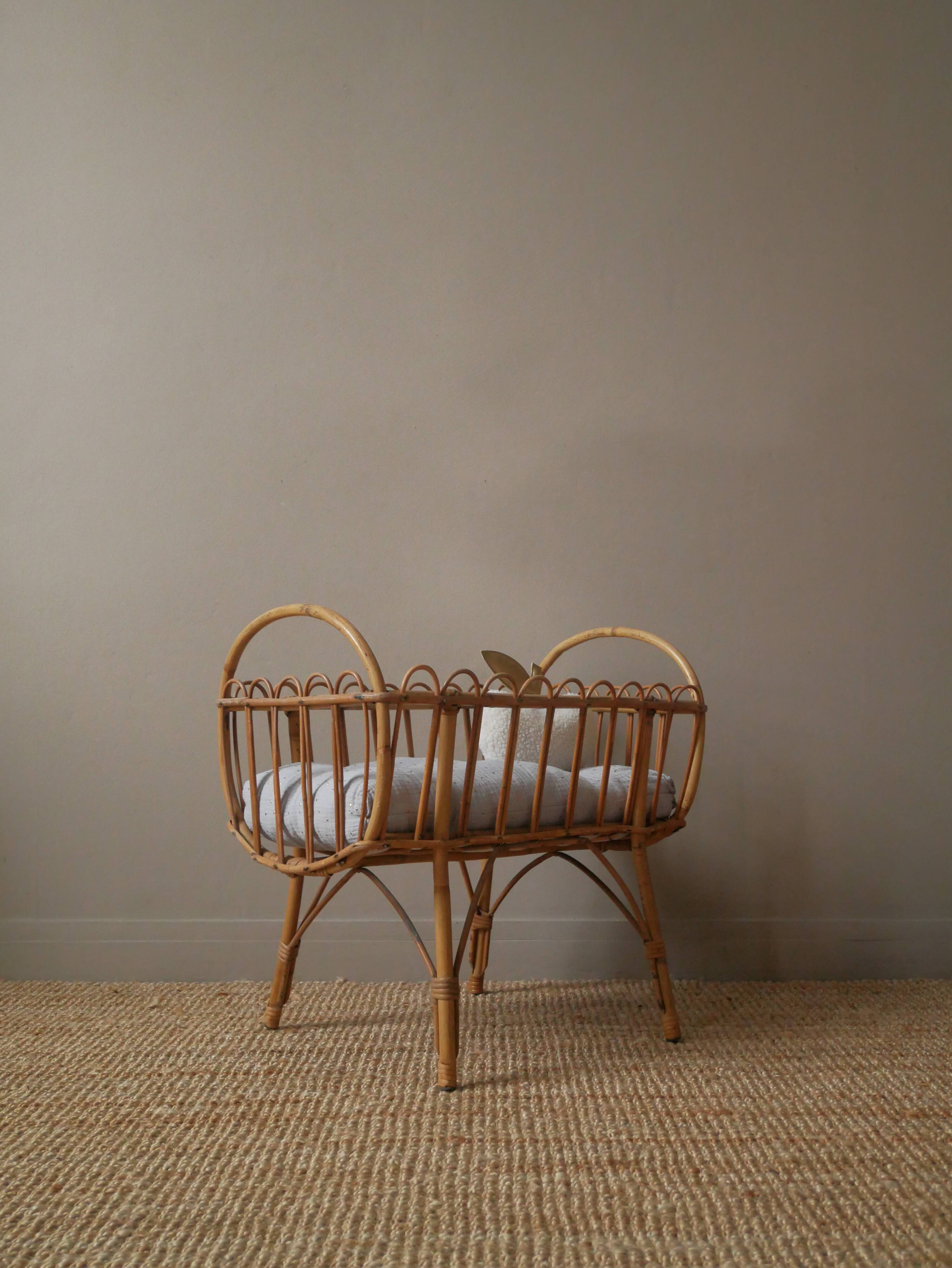 Berceau en rotin osier vintage design scandinave rétro lit de poupée jouet ancien