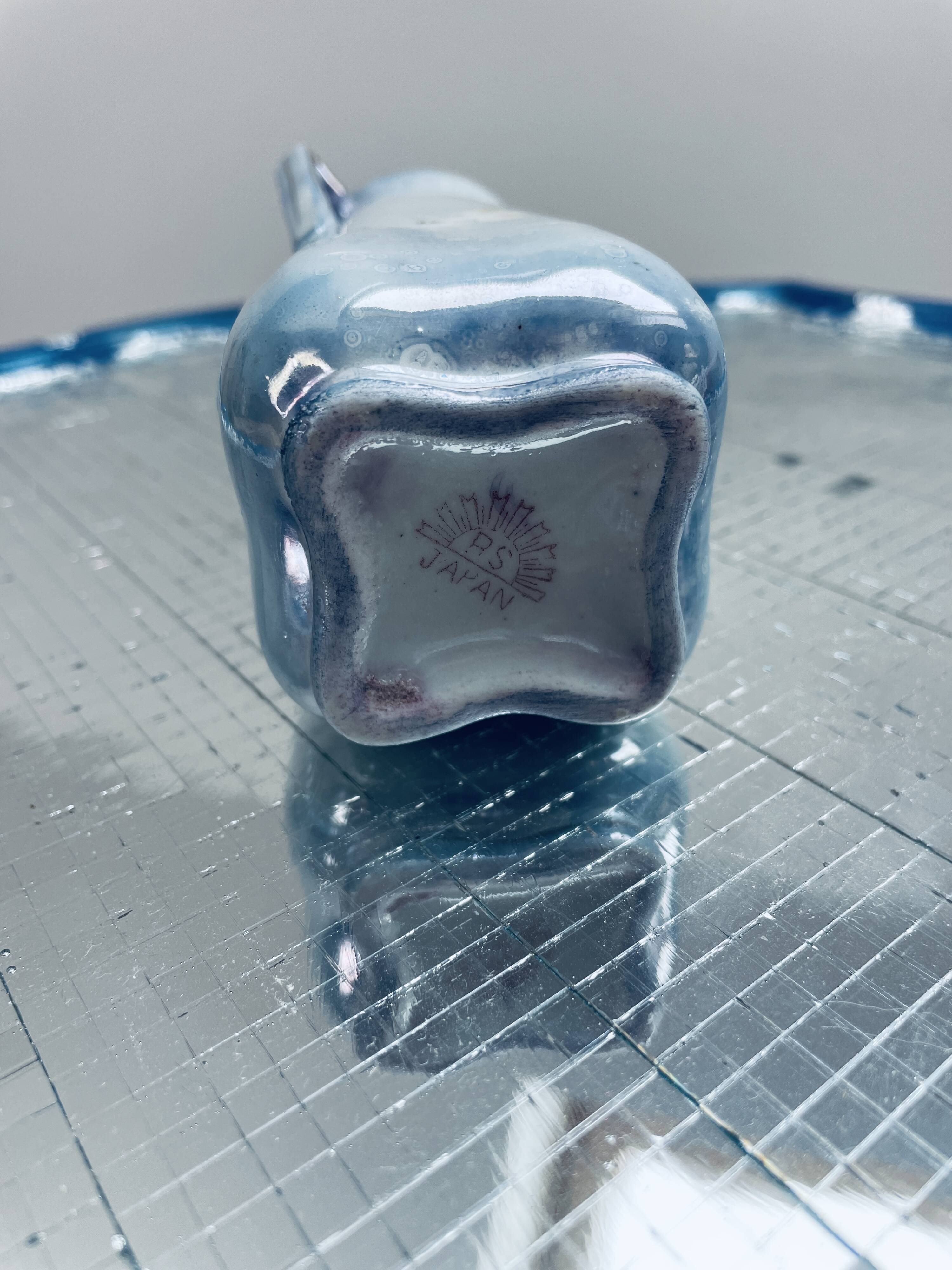 Japanese porcelain vase with dove patterns