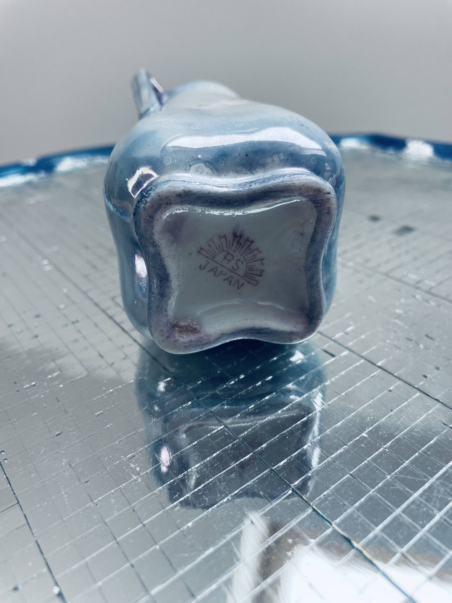 Japanese porcelain vase with dove patterns