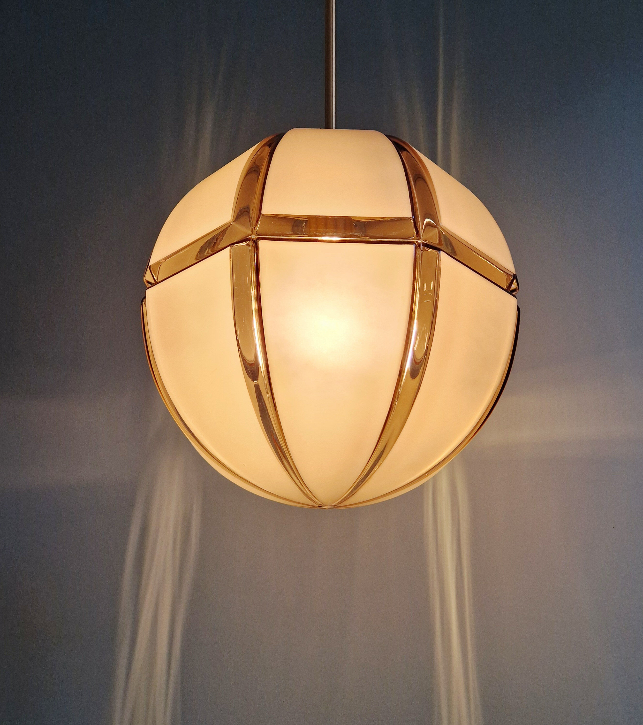 Grande suspension en verre fumé et dépoli, Peill & Putzler, 1970