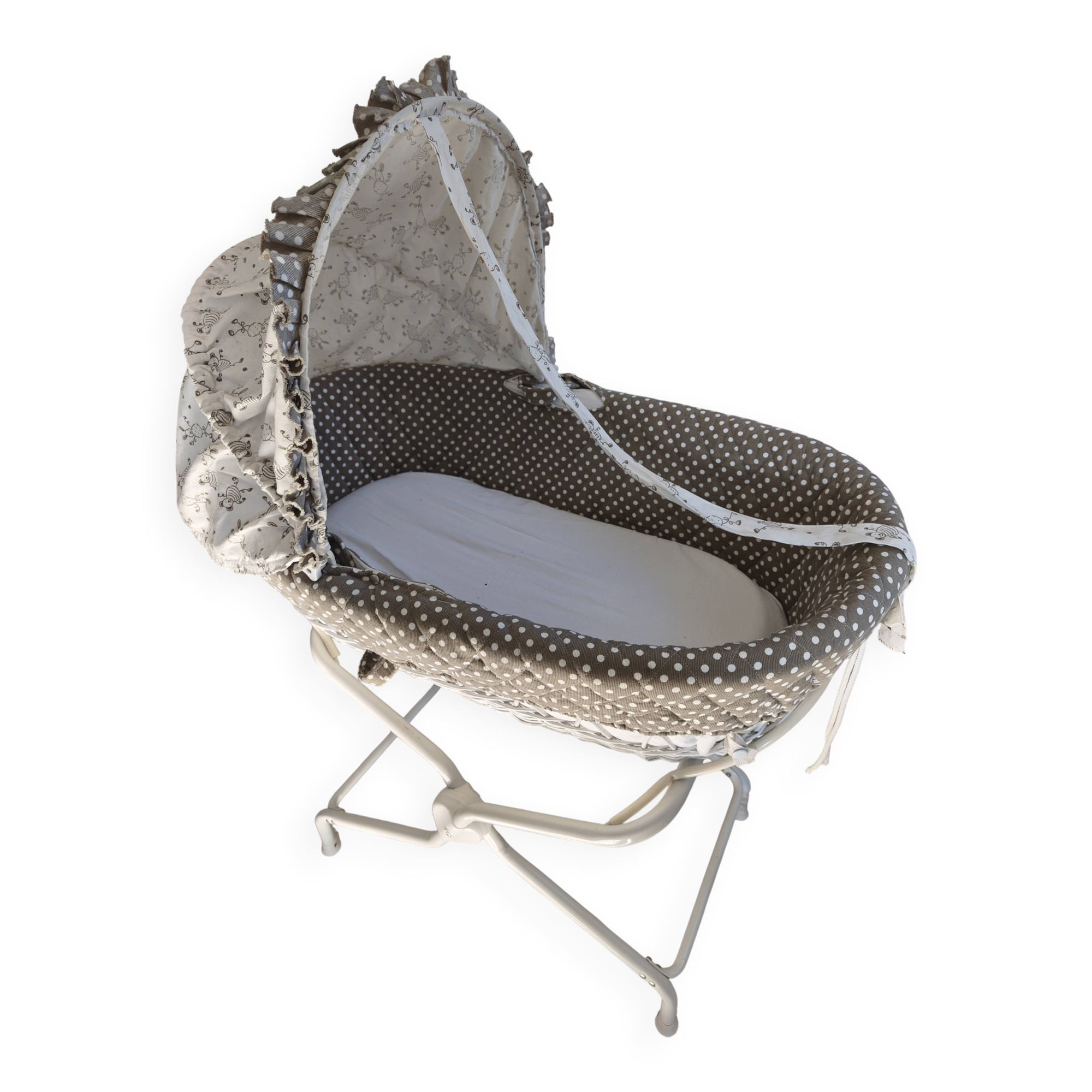 Wicker bassinet on legs