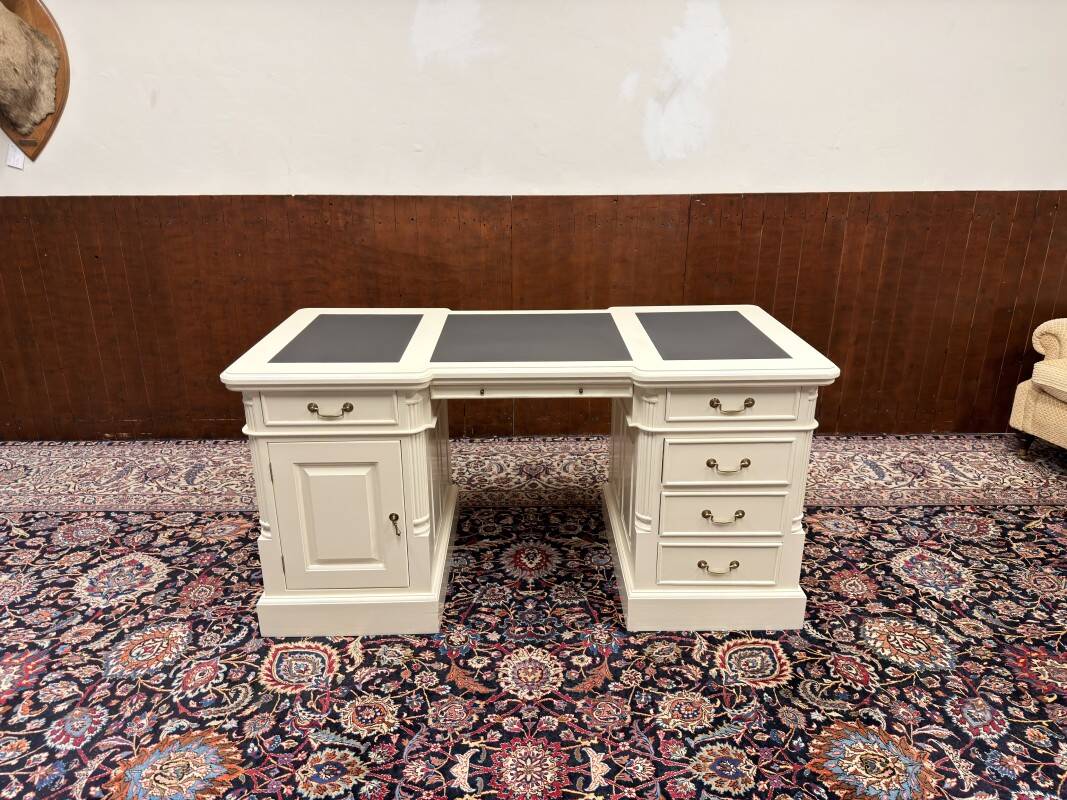 Bureau Chesterfield classique crème anglais