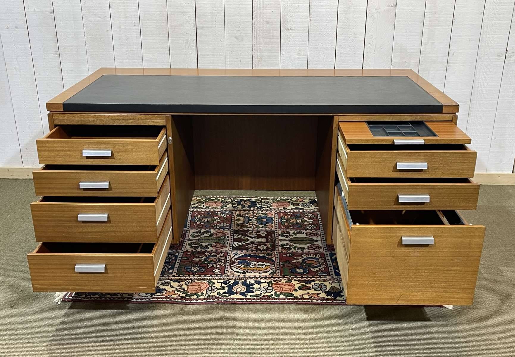 Bureau de direction anglais des années 1970 en acajou