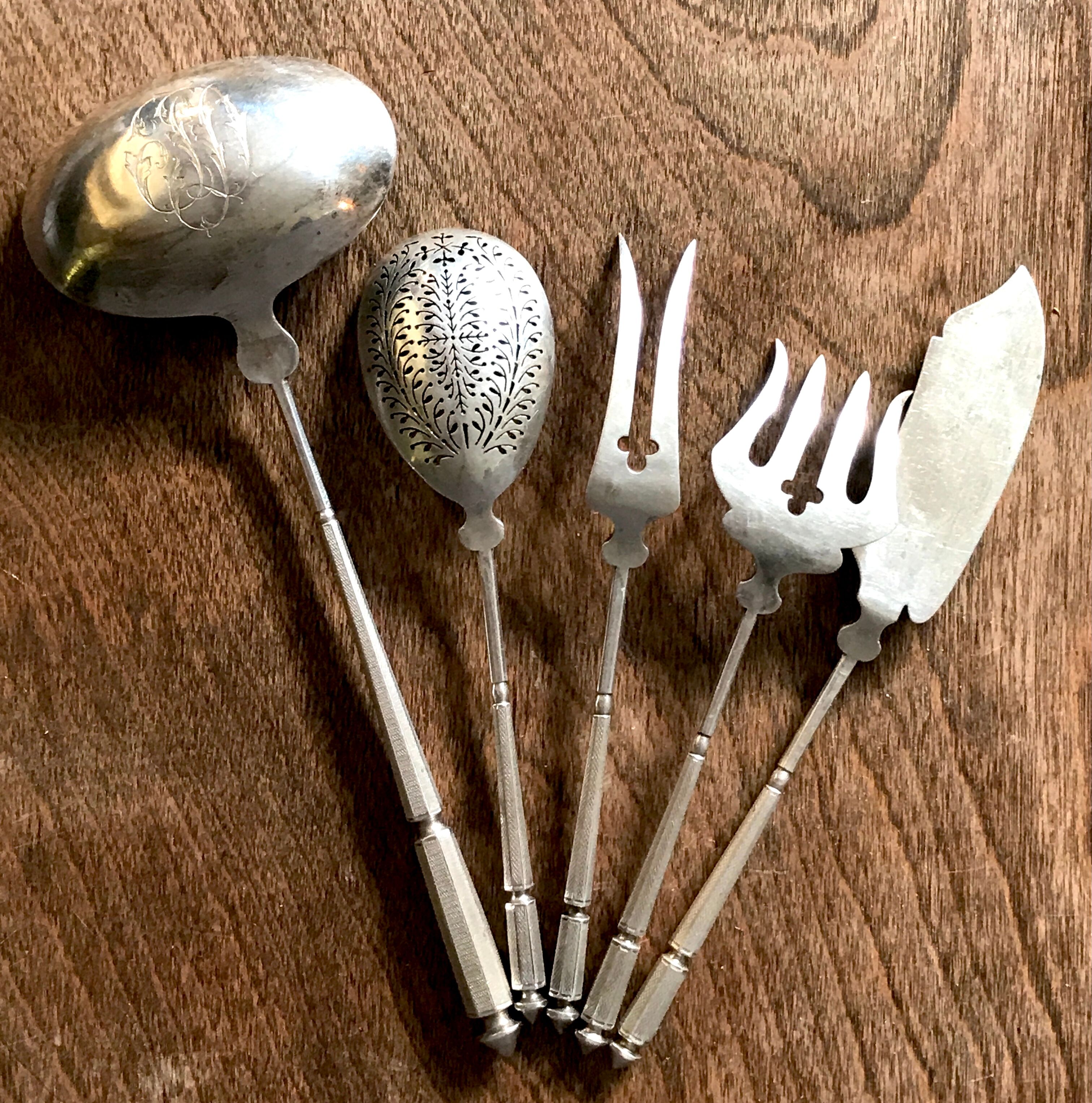 Service to mignardises in massive agent, 5 pieces. Debain hallmark, Alphonse "A goose D"