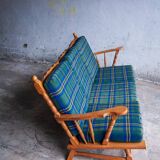 Canapé 3 places en chêne style années 50, avec tissu à carreaux vert-bleu et accoudoirs à fuseaux tournés.