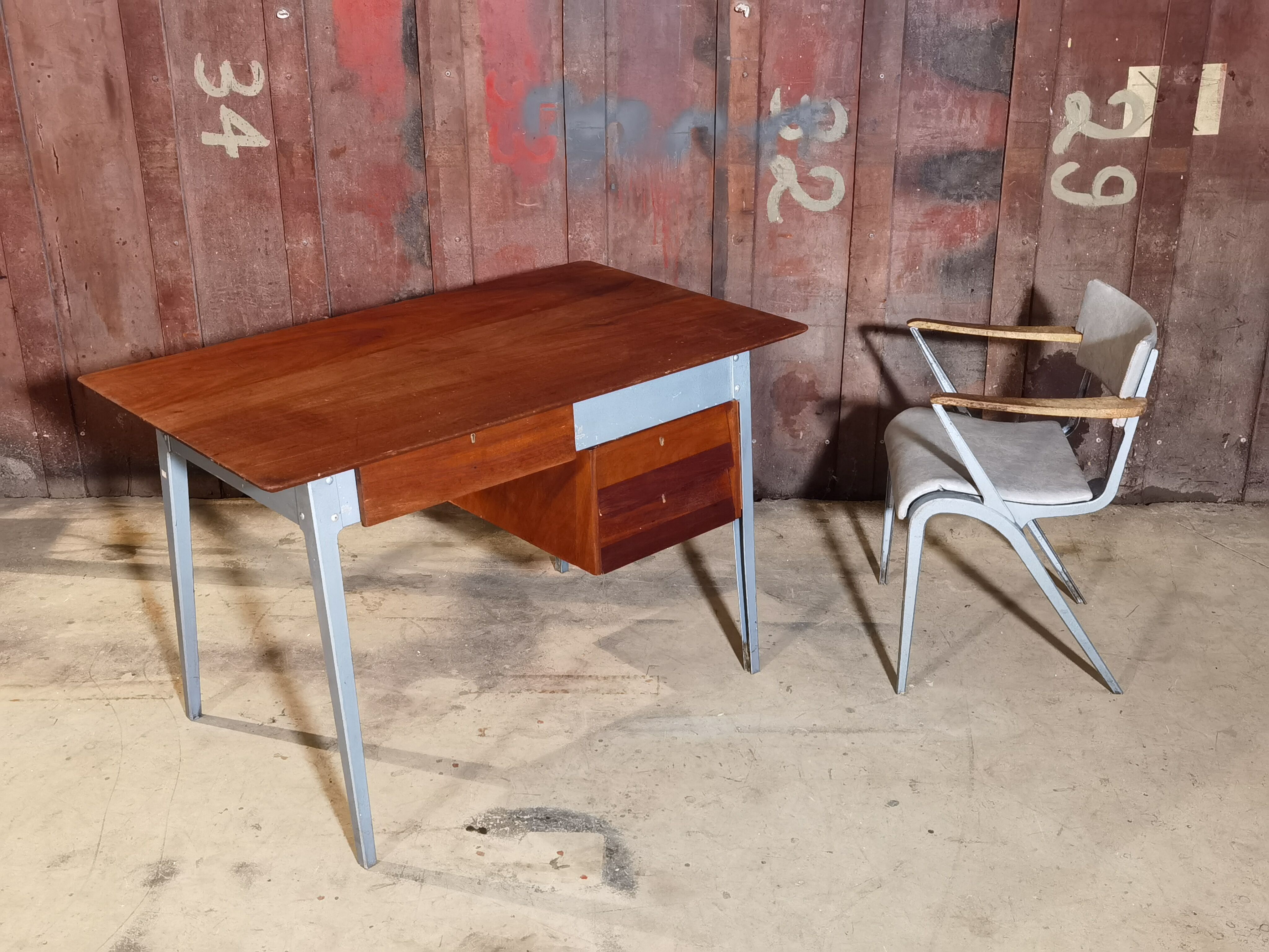 James Léonard's 6212 desk and chair for ESA Esavian