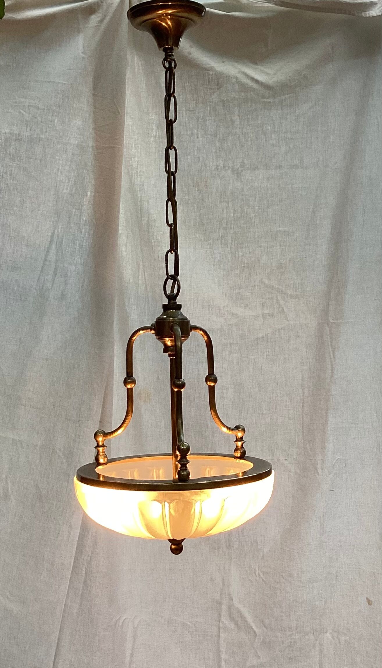 Vintage suspension in gilded brass and pressed glass