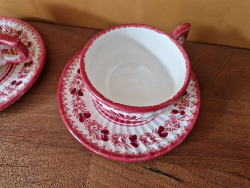 Henriot in Quimper - Set of 2 cups and saucers with a floral design.