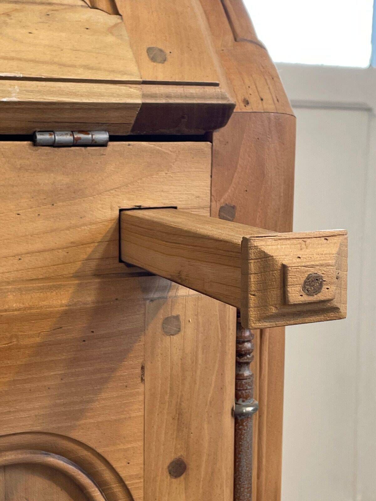 Provençal display cabinet in solid cherry wood, Louis XV style.