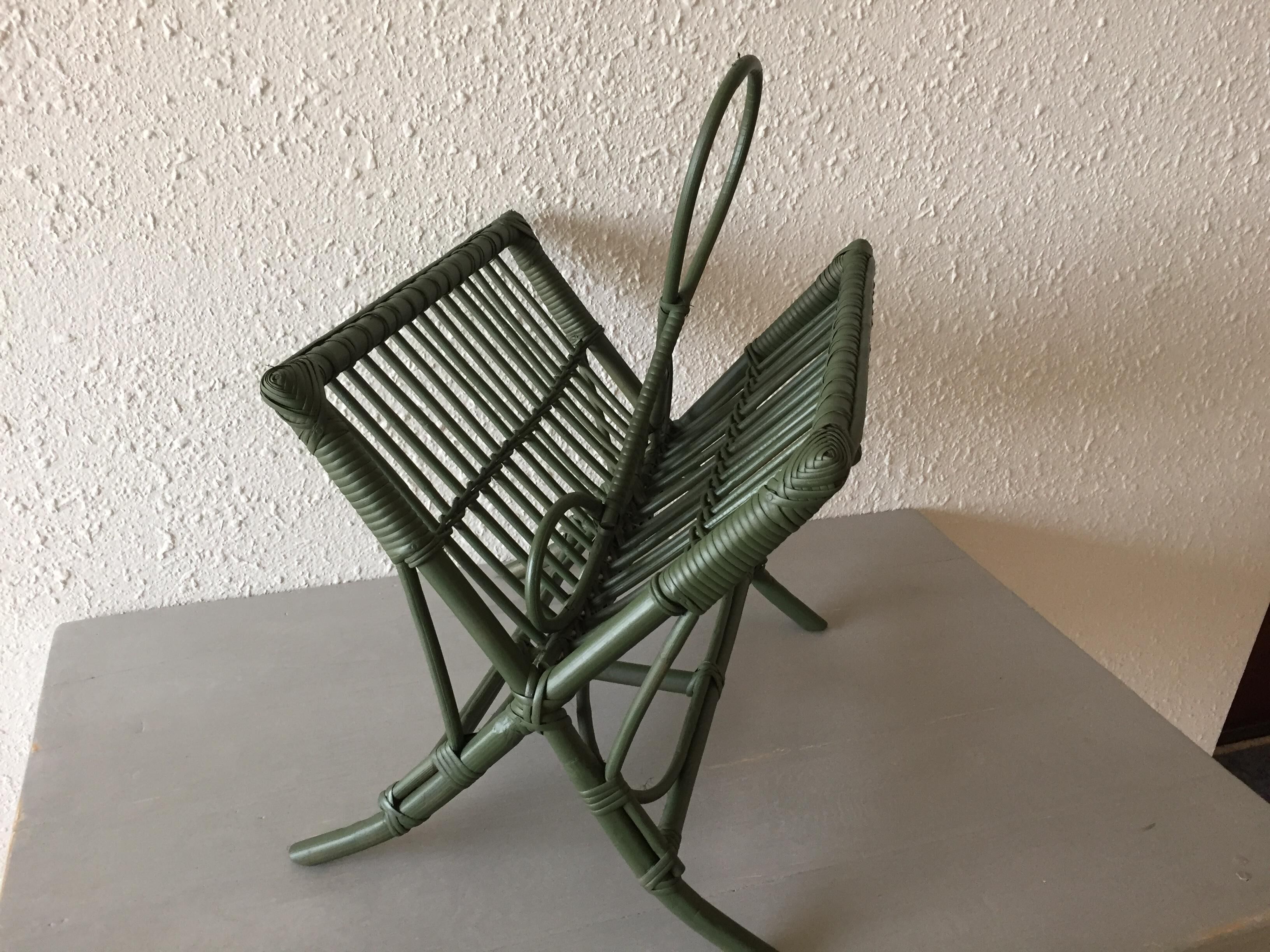 Magazines door vintage rattan green camouflage