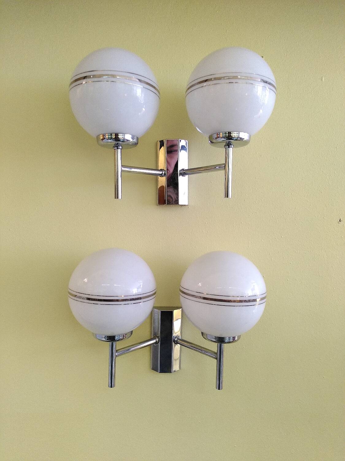 Paire d'appliques vintage, opaline et chrome