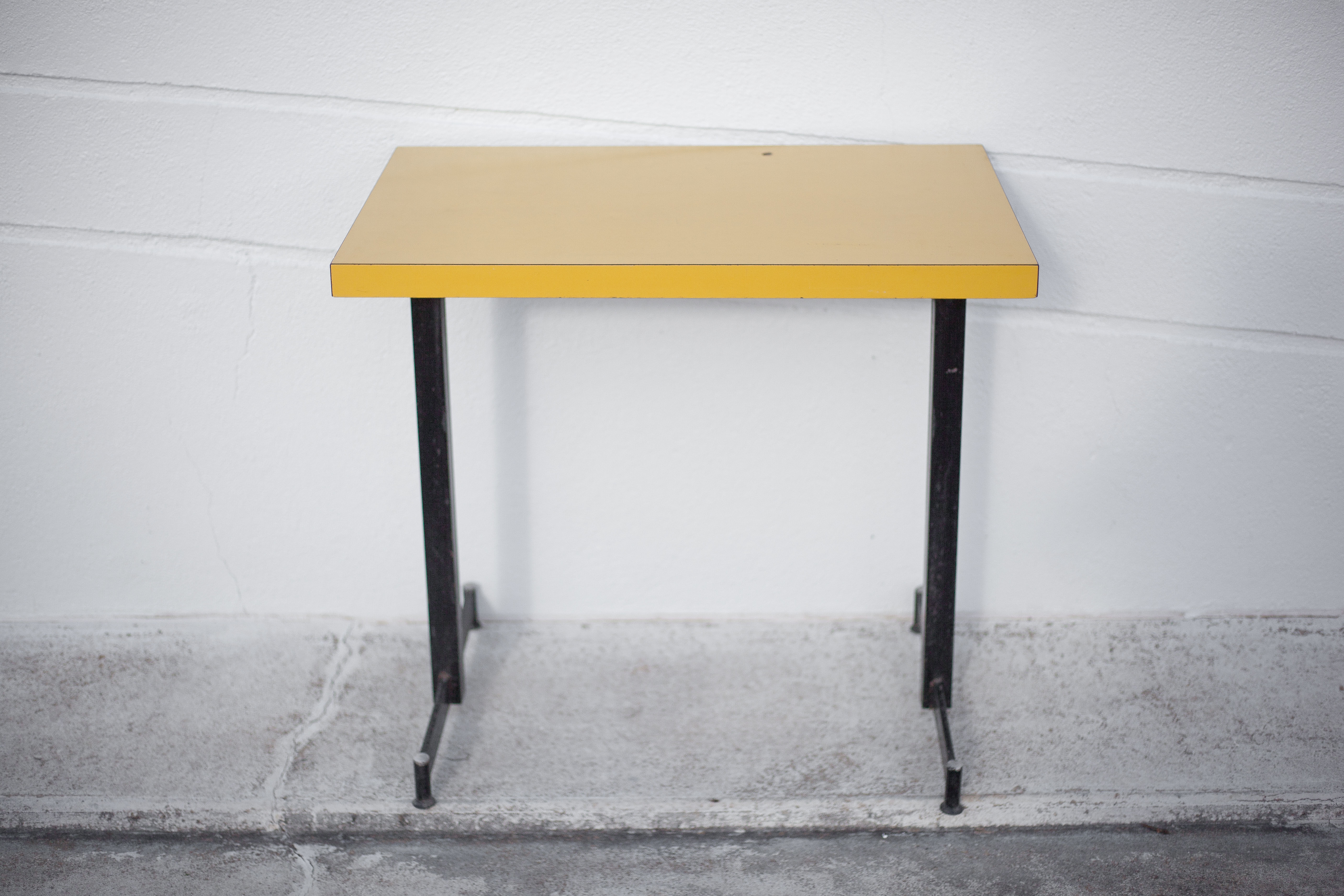 Table de bistrot en fer et formica jaune