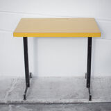 Table de bistrot en fer et formica jaune
